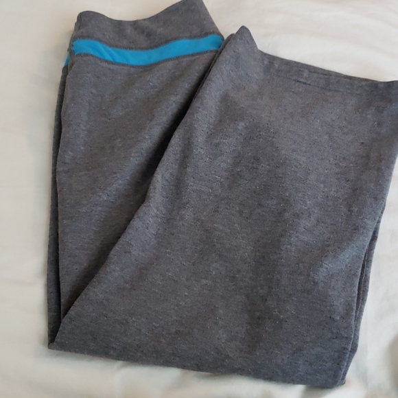 NIKE women's Dri-Fit No drawstring athletic capri - Picture 10 of 10